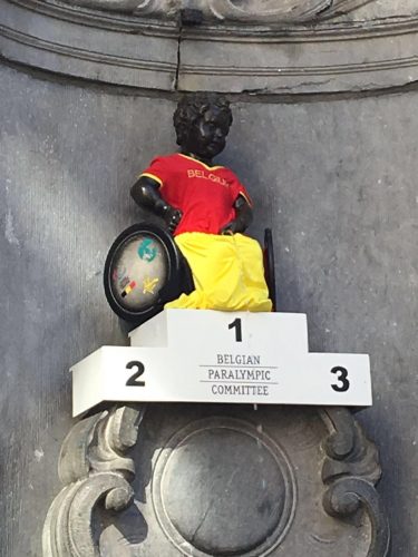 Même le Manneken Pis encourage les sportifs!
