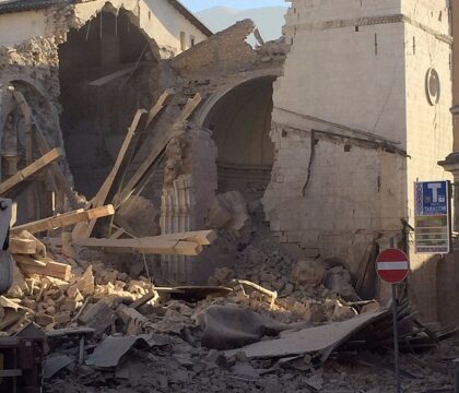 Un séisme détruit la basilique de saint Benoît à Nursie