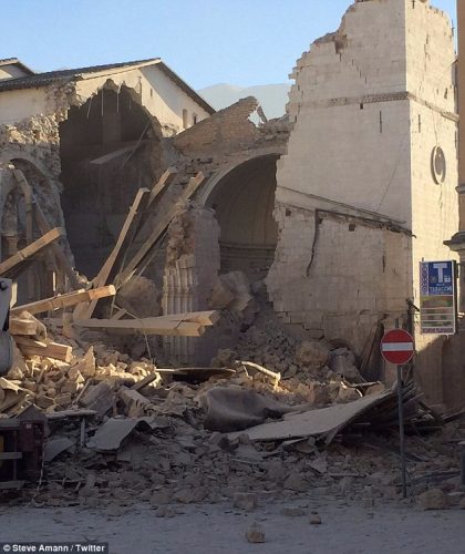 39de499500000578-3886712-the_streets_of_norcia_in_central_italy_have_been_filled_by_rubbl-a-129_1477814287572-1