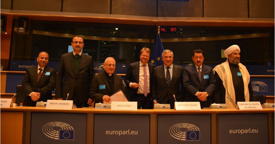 (de gauche à droite) Ameer Taher Hussein (bureau législatif du gouvernement irakien), Breen Tahseen (chef religieux yézidi), Louis Raphaël I Sako (Patriarche de Babylone des Chaldéens), Jan De Volder (Communauté de Sant'Egidio), Antonio Tajani (Premier Vice-Président du Parlement européen), Kahtan Al-Awadi Al-Jibouri (Président du Comité Suprême de Réconciliation National en Irak) et Mahmood Khalaf Jarad Al-Isawi (cheikh sunnite).