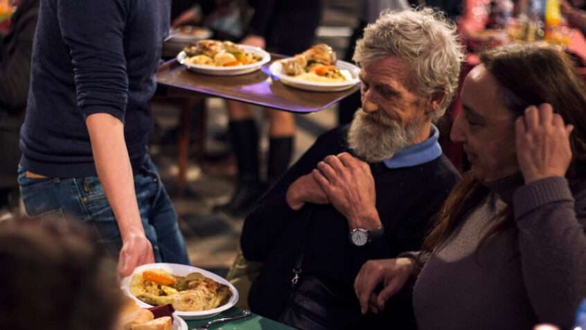 Plus de trois mille invités à la table de Noël