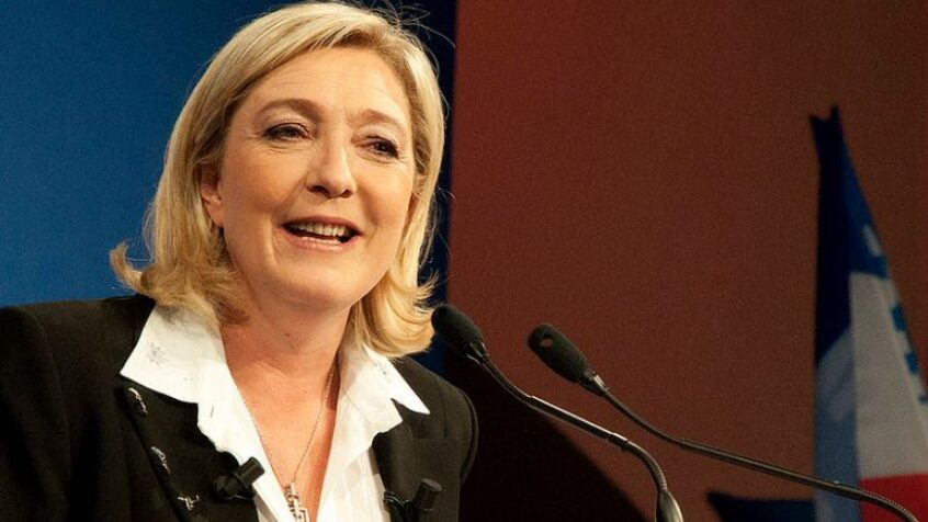 Coup de pub ? Marine Le Pen refuse le voile à Beyrouth