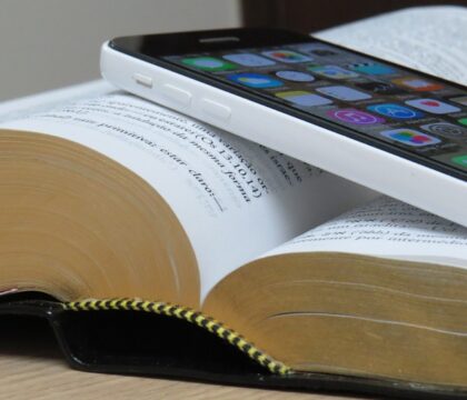 Angélus : le Pape invite à prendre soin de la Bible comme de notre téléphone portable