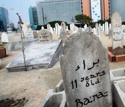 Un cimetière symbolique alerte sur le sort des enfants syriens