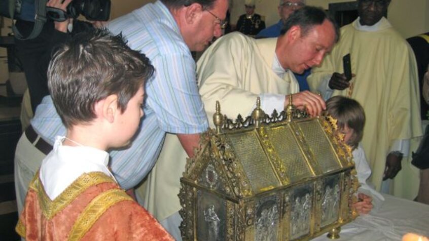 Nouvel autel pour l&rsquo;église de Thy-le-Château, consacré par l&rsquo;évêque