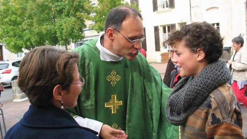France : Le prêtre  reste une figure appréciée