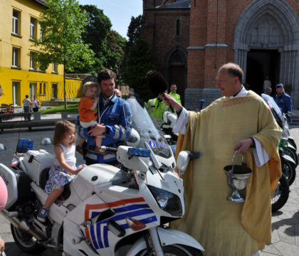 Dirk, le curé des fleurs et des motards