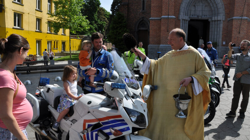 Dirk, le curé des fleurs et des motards