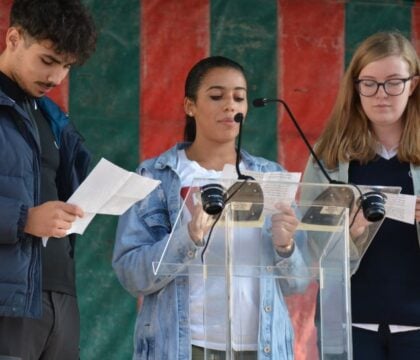 Des écoliers font des ponts… pour la paix