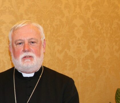 Mgr Gallagher: La défense de la personne humaine, « plus importante que la nation »