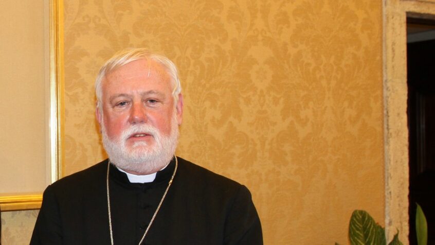 Mgr Gallagher: La défense de la personne humaine, « plus importante que la nation »