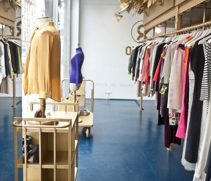 Grâce à Oxfam-Solidarité, une boutique de vêtements de mode à prix cassés