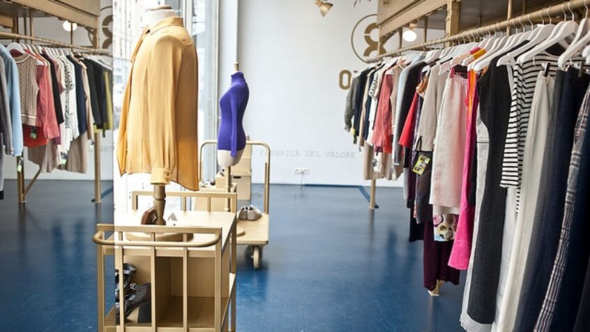 Grâce à Oxfam-Solidarité, une boutique de vêtements de mode à prix cassés