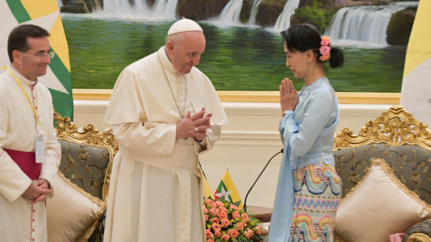 Devant le pape, Aung San Suu Kyi appelle la Birmanie à la patience et au courage