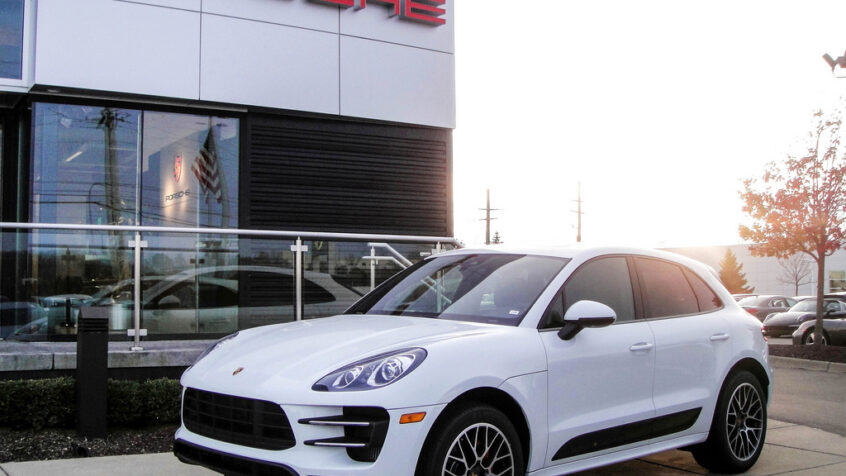 Pologne: un curé conduit une Porsche à 100.000 euros