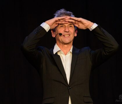 Louvain coopération: Bruno Coppens se donne en spectacle