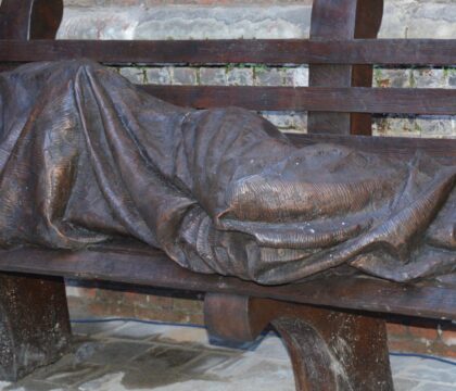 50 ans de Sant&#8217;Egidio: une statue « Homeless Jesus » à Anvers