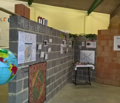 Exposition de travaux d&rsquo;élèves : les murs qui nous séparent