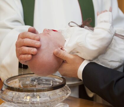 “Le jour de notre baptême est l’anniversaire de notre renaissance“, affirme le pape