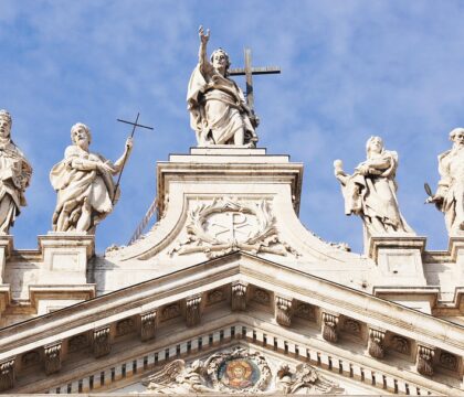 Comprendre l&rsquo;infaillibilité du pape et de l&rsquo;Eglise: obéissance et critique