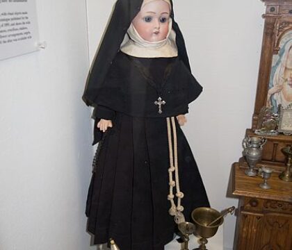 Les poupées religieuses: des musées aux mains des enfants