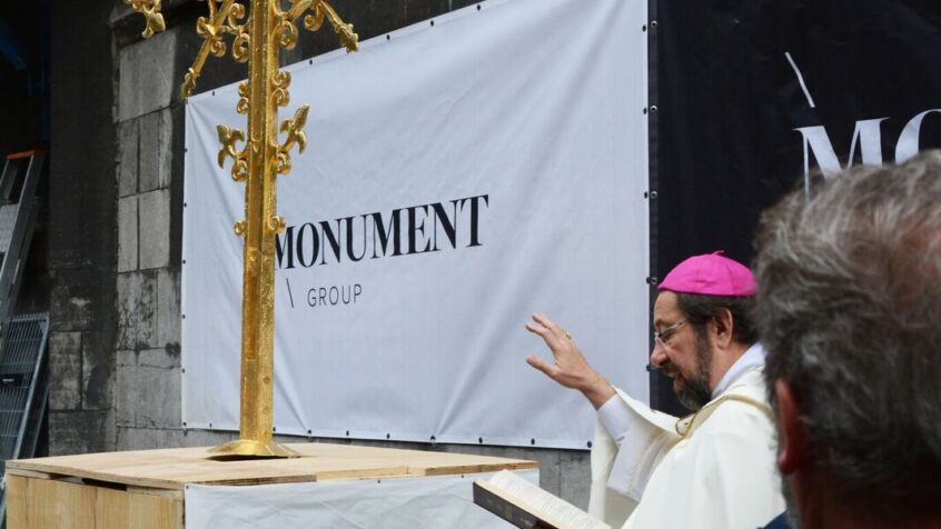 Diocèse de Liège : installation de la croix rénovée sur la cathédrale