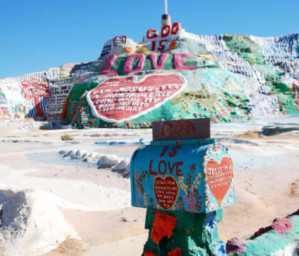 Salvation Mountain : L&rsquo;amour de Dieu, haut en couleur