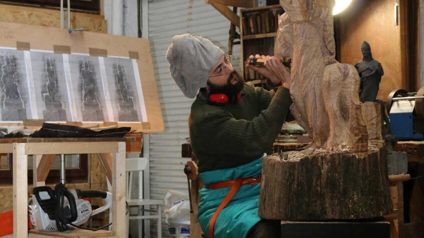 Une sculpture contemporaine de saint Hubert en cours de réalisation