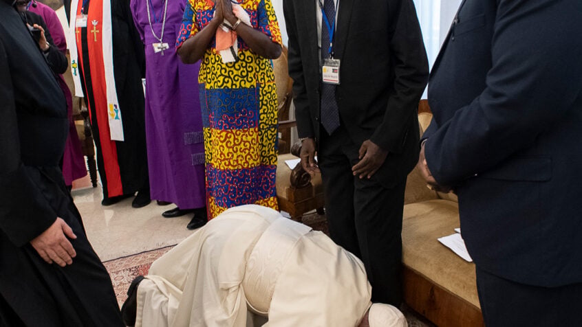 Leaders sud-soudanais: le geste saisissant du pape François