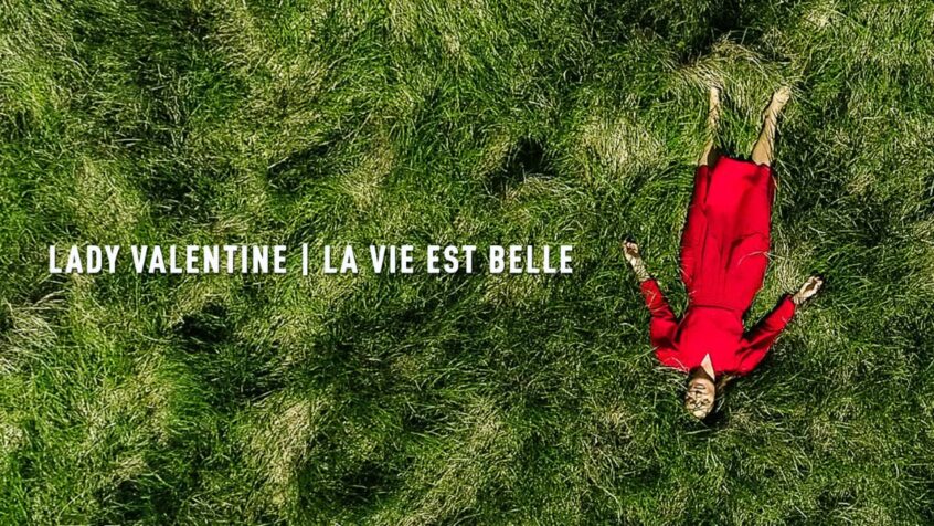 Lady Valentine chante « La vie est belle »