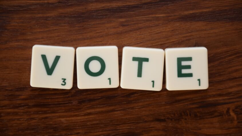 Elections : garder un regard critique face aux réseaux sociaux