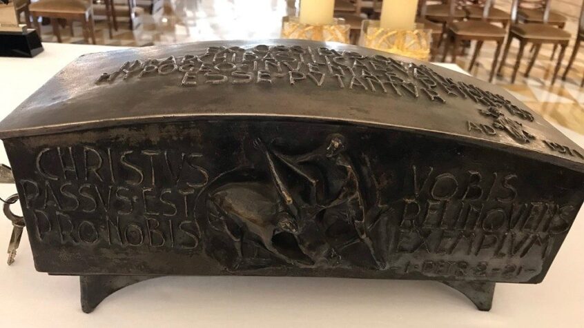 Le Pape offre une relique de saint Pierre à Bartholomée