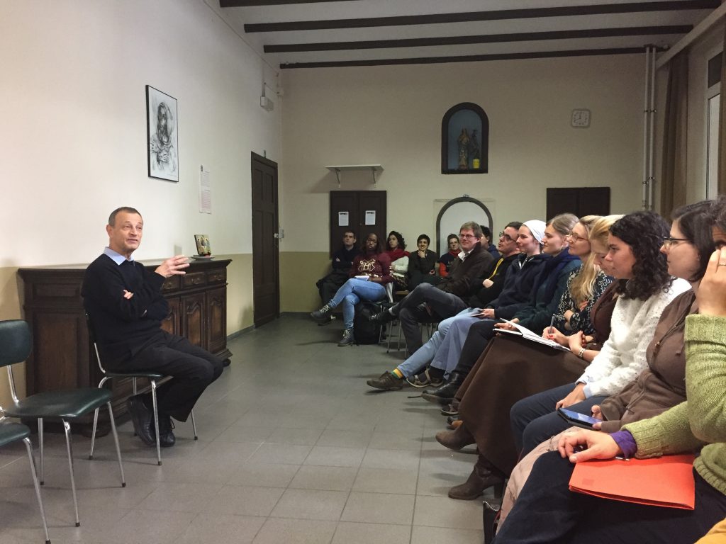Frère Alois invité à venir s'exprimer devant les jeunes au Poverello de Bruxelles. Il explique le thème 2020 " Toujours en route, jamais déracinés"