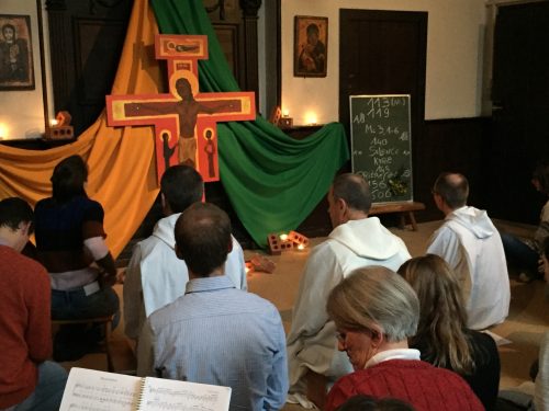 A l'issue de la rencontre de frère Alois avec les jeunes, un temps de prière a été partagé dans la chapelle du Poverello.