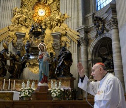 Cardinal Comastri: Jean-Paul II a transformé sa croix en amour