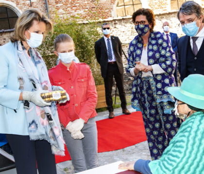 Bruxelles : la Reine rencontre des personnes en situation précaire