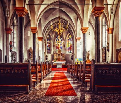 Des églises ouvertes mais toujours pas de messes, les évêques réagissent