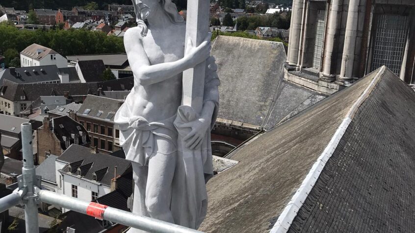 Cathédrale Saint-Aubain: rénovation terminée, la statue du Christ a fait peau neuve!