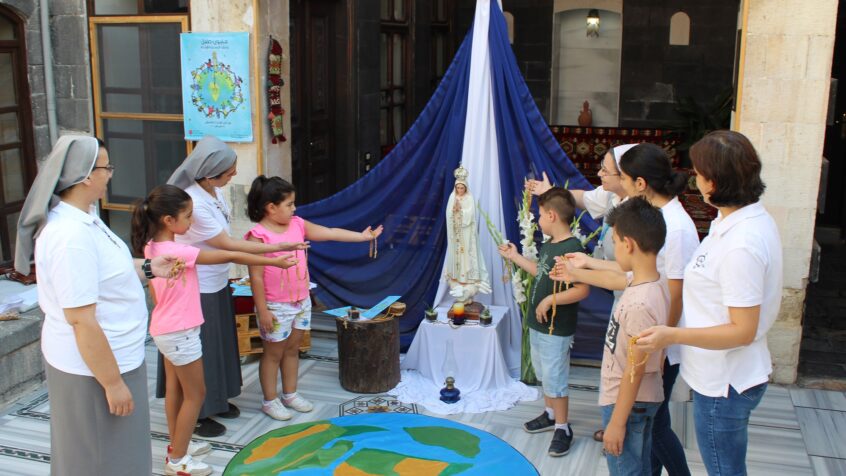 Les enfants prient le Rosaire pour la paix et la guérison du monde
