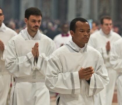 Légère baisse du nombre de prêtres dans le monde