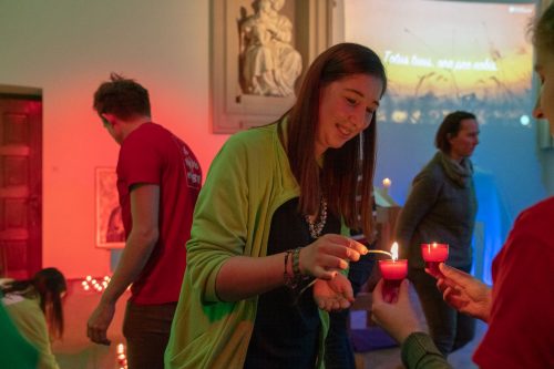 Ce rapport annuel de l'Eglise catholique en Belgique en 2020 n’a pas pour objectif de mettre en lumière l’une ou l’autre de ces initiatives. Il tente d’offrir une esquisse de la présence de l’Église au sein de la société, une esquisse du réseau des organisations d’inspiration chrétienne et catholique, de ses différents services et mouvements