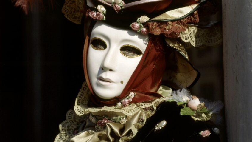 Bas les masques, soyons “nous-mêmes” !