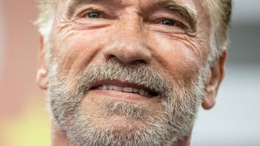 Arnold Scharzenegger évoque son éducation catholique contre Trump