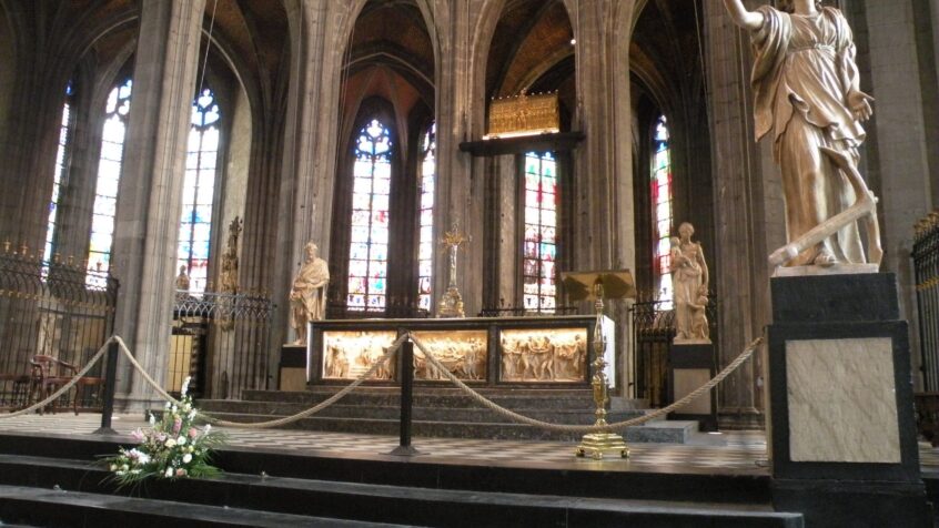Collégiale Sainte-Waudru : Patrimoine endommagé ? La fabrique assume et… contre-attaque !
