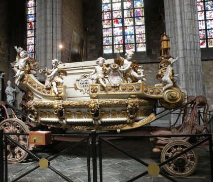Mons : Le mobilier de la collégiale Sainte-Waudru endommagé