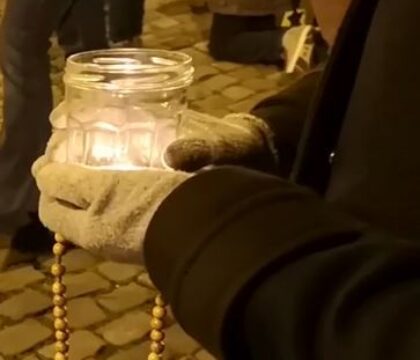 Une manifestation contre une présence limitée aux offices