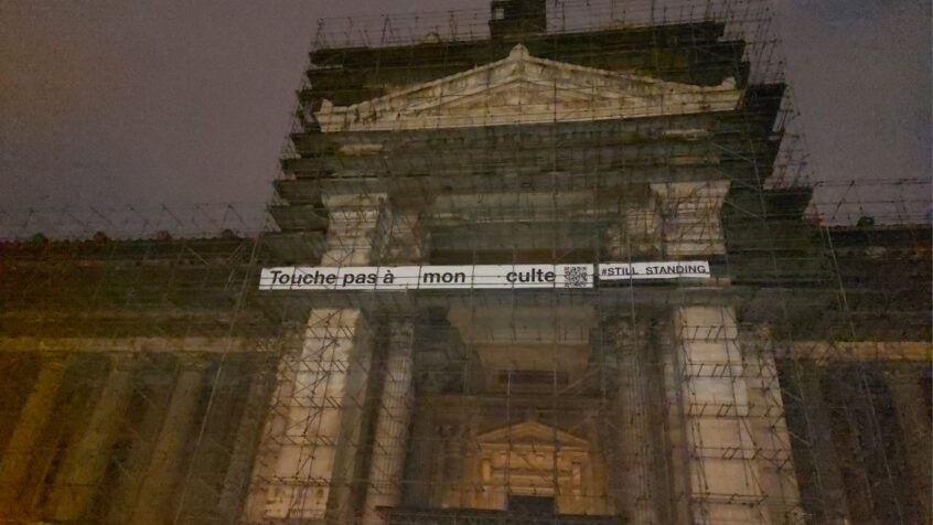 « Touche pas à mon culte », une banderole sur le Palais de Justice de Bruxelles