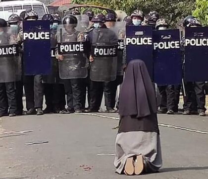 Birmanie: une religieuse s’interpose entre police et manifestants