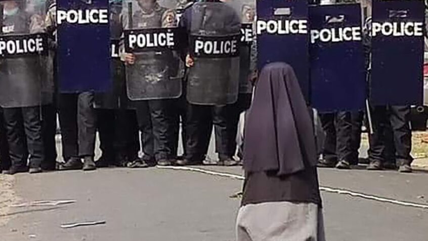 Birmanie: une religieuse s’interpose entre police et manifestants
