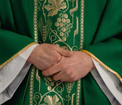 L’Eglise impose les aubes biodégradables !